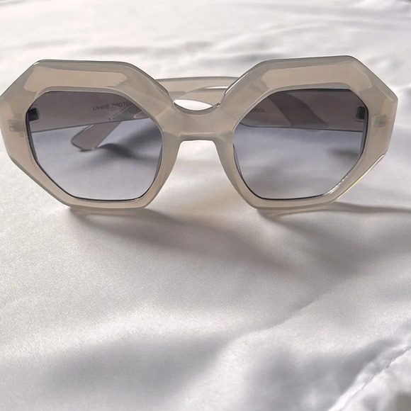 SUNGLASSES NWOT Light Grey Hexagon Frame Light Lens - Picture 1 of 6